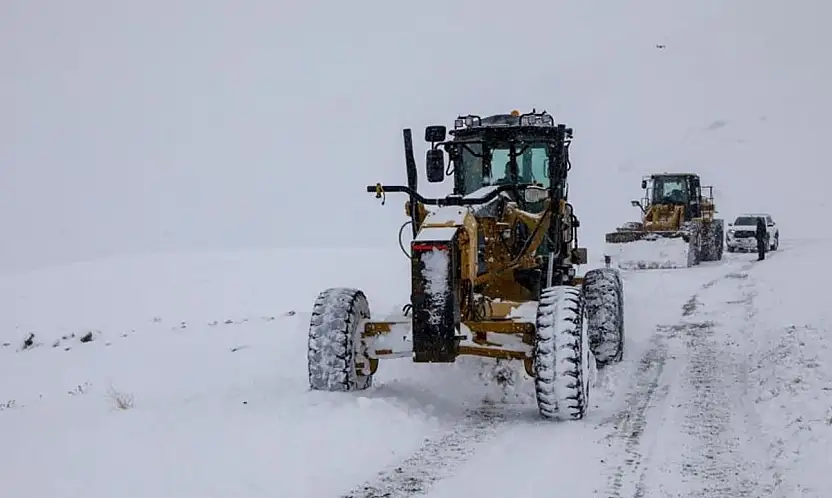 Van'da hayat durdu: Yüzlerce mahalle ve mezra yolu kapalı!