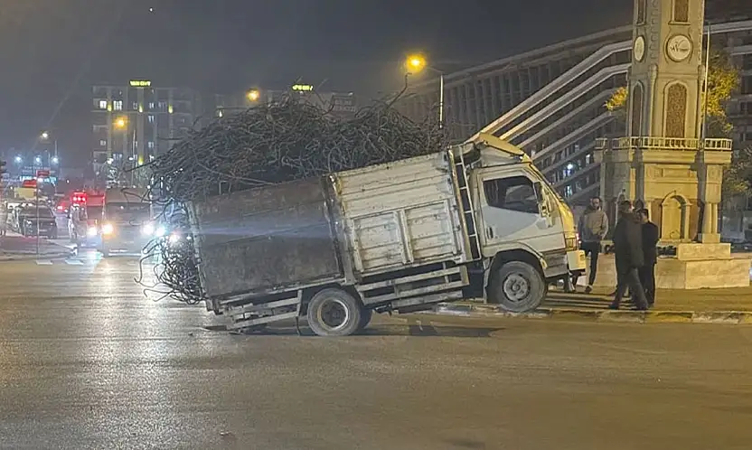 Van'da ilginç kaza! Yük ağırlığı kamyoneti kaldırdı