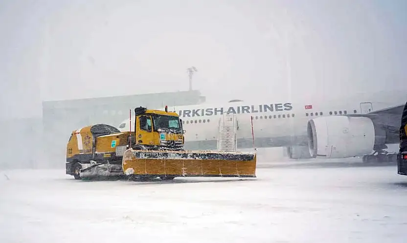 Van'da kar yağışı uçuşları etkiledi
