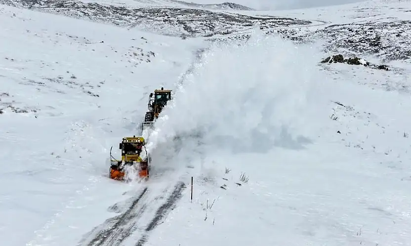 Van'da kar yağışı yolları yeniden kapattı