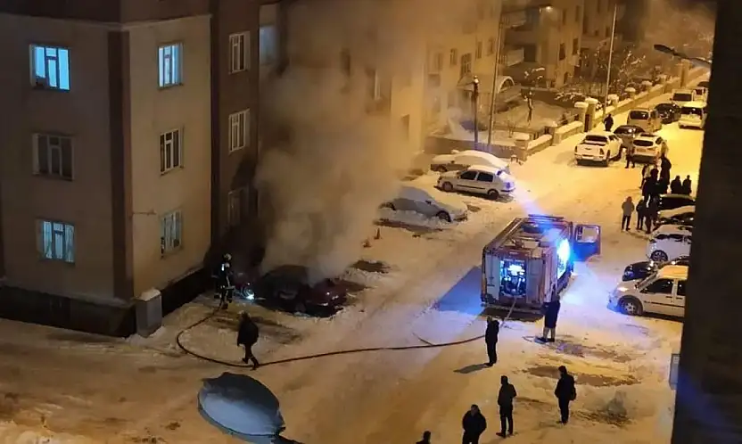 Van'da park halindeki otomobil alevlere teslim oldu: İnceleme başlatıldı