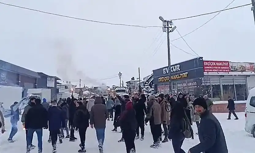 Van'da rojava yürüyüşüne polis müdahalesi: Kent merkezinde gerginlik