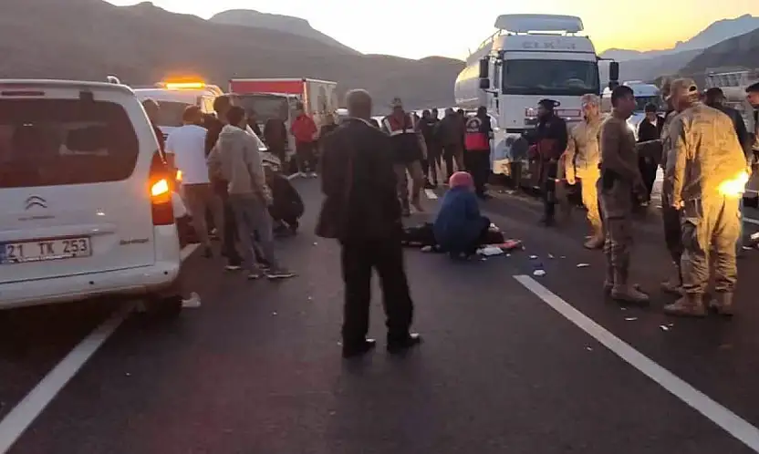 Van'da yakıt tankeri ile otomobil çarpıştı: 2 ölü, 4 yaralı