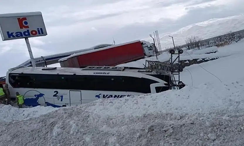 Van'da yoldan çıkan otobüsteki 11 yolcu yaralandı