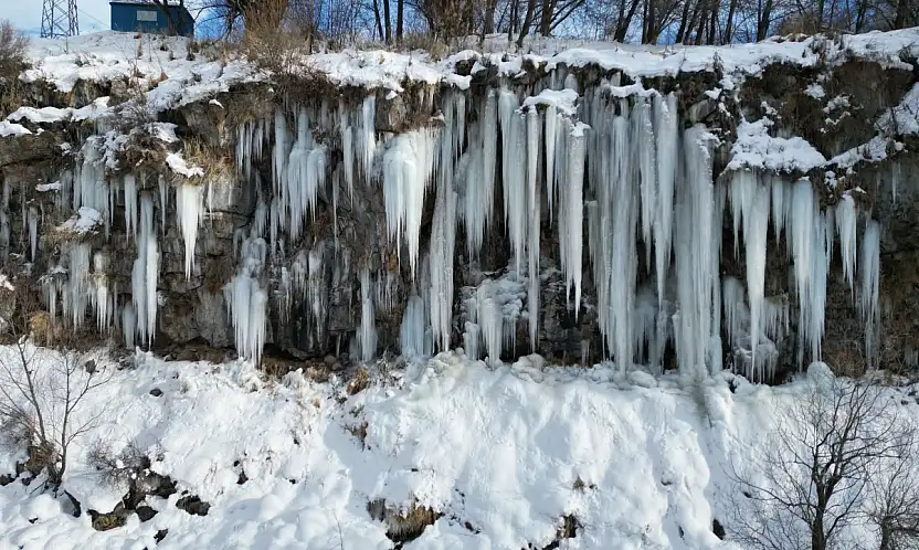 Van'daki kanyonda metrelerce buz sarkıtları görsel şölen sunuyor