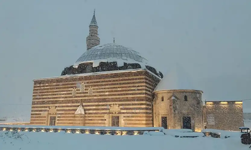 Van'ın tarihi camisi kar altında büyüledi