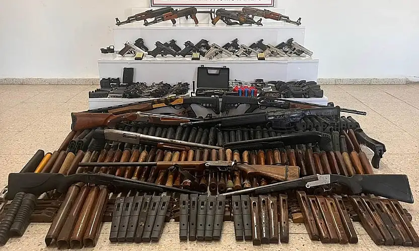 Van jandarmadan şafak operasyonu: Silah deposu ortaya çıkarıldı