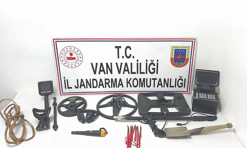 Van jandarmasından kaçak kazıya darbe: 3 kişi detektörlerle yakalandı