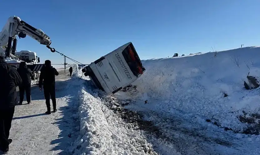Van yolcu otobüsü devrildi: 6 yaralı
