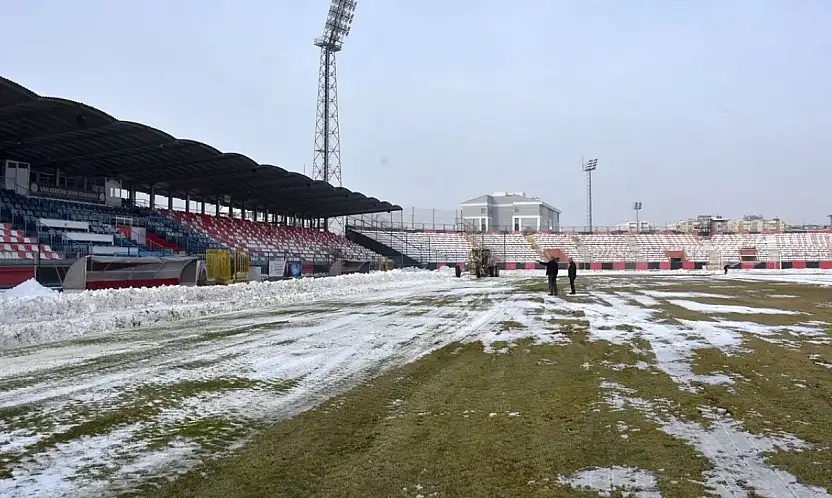 Vanspor maçı öncesi stadyum zemini kamyonlarla ezildi: Büyük tepki