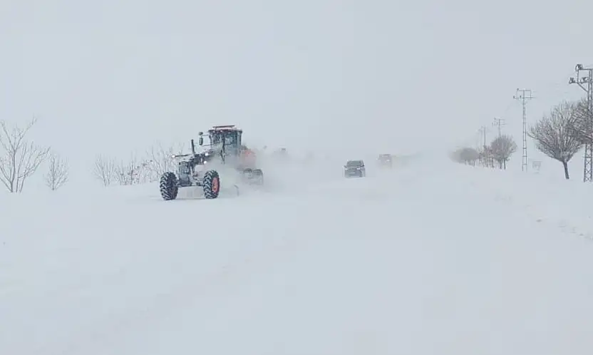 Yoğun kar yağışı sonrası Kurubaş Geçidi trafiğe açıldı