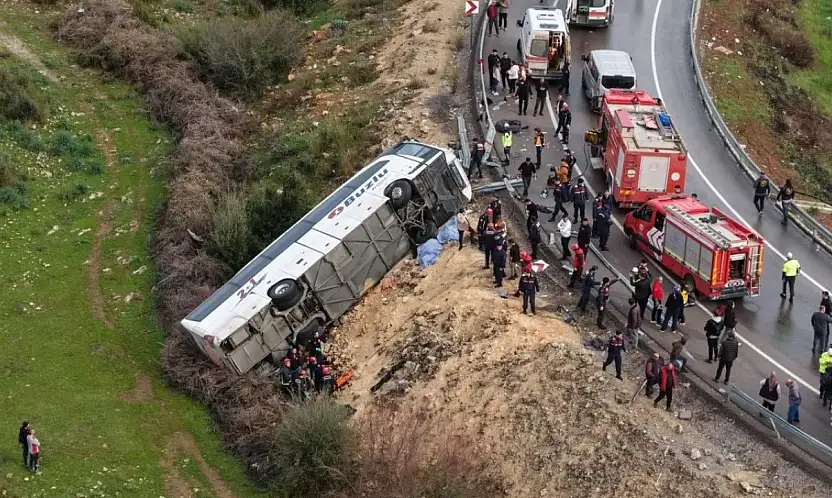 Yolcu otobüsü devrildi: Ölü ve yaralılar var