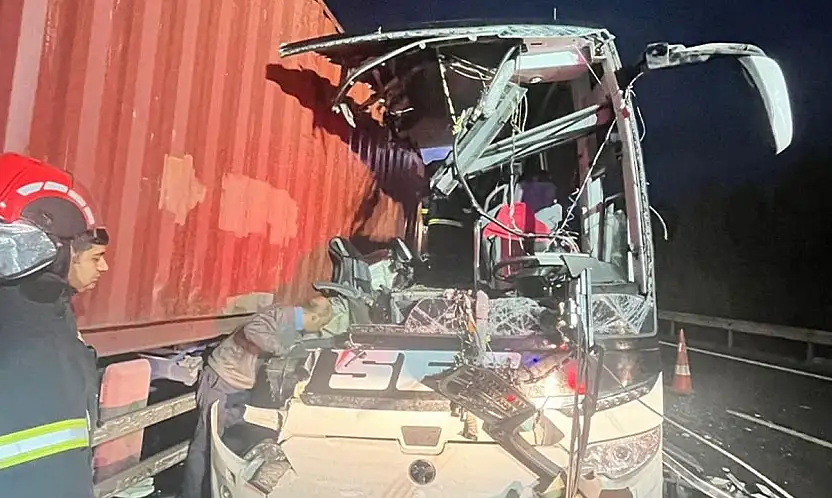 Yolcu otobüsü tıra çarptı! Çok sayıda ölü ve yaralı var