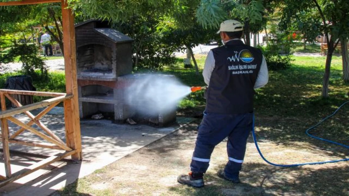 Van Büyükşehir Bayram öncesi parklarda ilaçlama yaptı