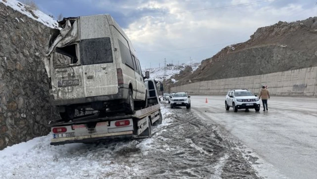 Polisten kaçarken kaza yaptı: 2 düzensiz göçmen öldü, 6'sı yaralandı