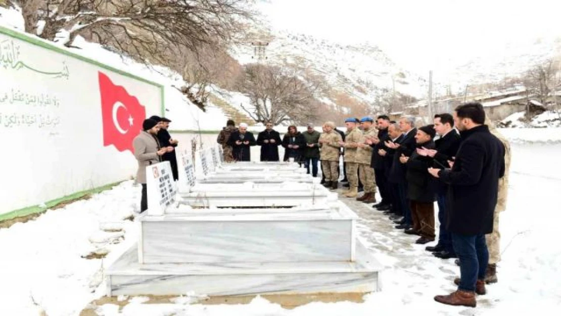 Çatak'ta çığ şehitleri unutulmadı