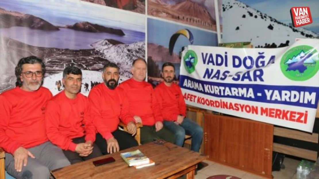 Van depreminden sonra kurdukları ekiple Adıyaman'da enkazdan 40 kişiyi kurtardılar