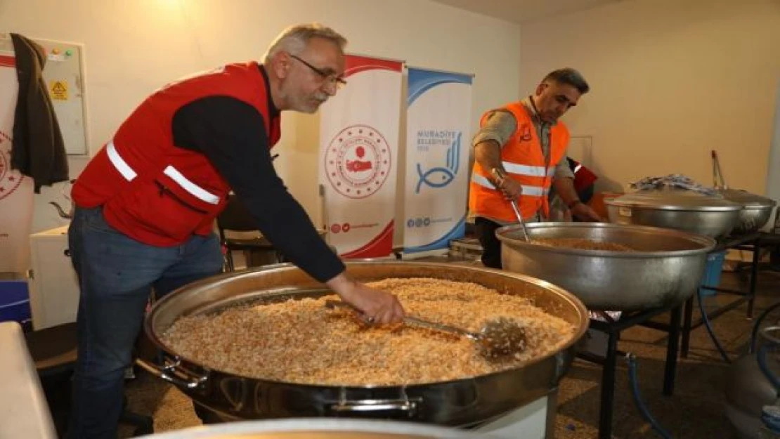 VAN VALİLĞİ'NDEN DEPREMZEDELERE SICAK YEMEK HİZMETİ