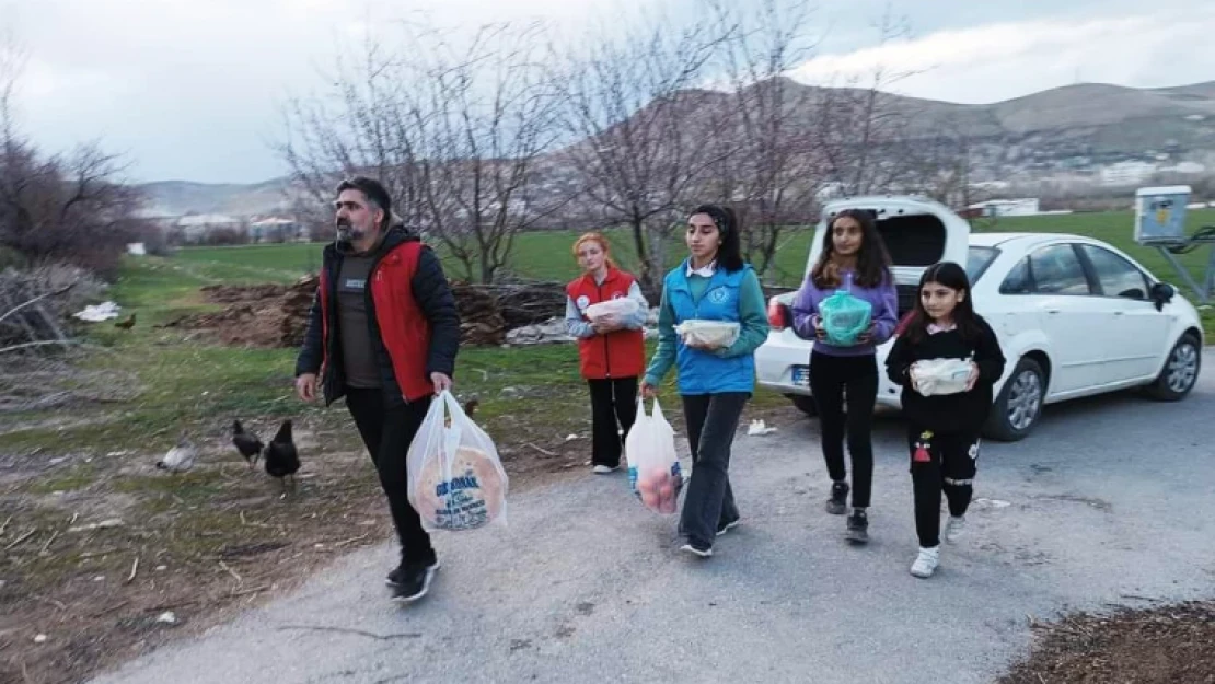 Gevaş Gençlik Merkezi Evlerinde Hazırladıkları Yemekleri İhtiyaç Sahipleriyle Paylaşıyor