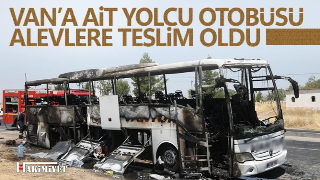 Van yolcu otobüsü alevlere teslim oldu