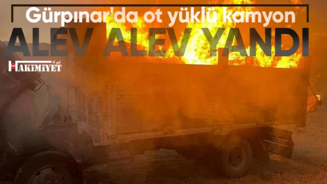 Gürpınar'da ot yüklü kamyon alev alev yandı