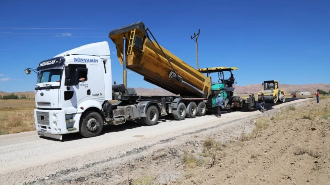 Van'da 13 ilçede sıcak asfalt çalışması yapıldı