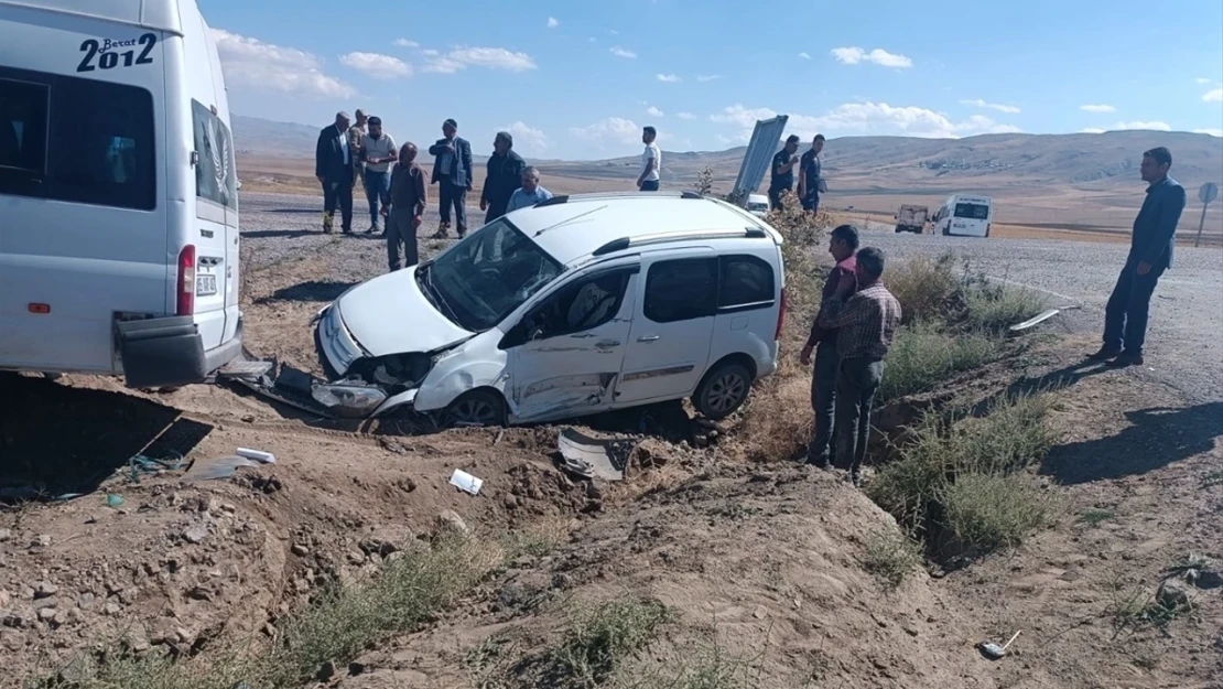 Başkale'de minibüs ile otomobil çarpıştı: 10 yaralı