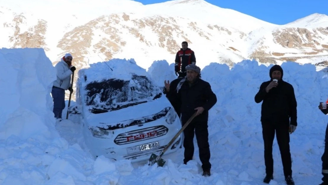 Çığ altında kalan araçlardan biri çıkarıldı