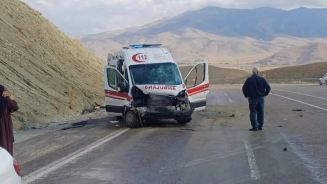 Hakkari yolunda ambulans kazası