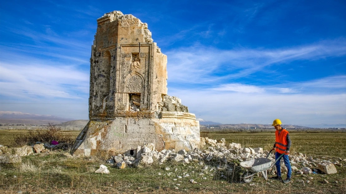 Kara Yusuf Bey Kümbeti'nin restorasyonu başladı