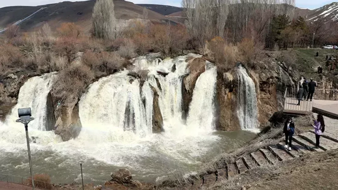 Muradiye Şelalesi'nde yağmur bereketi