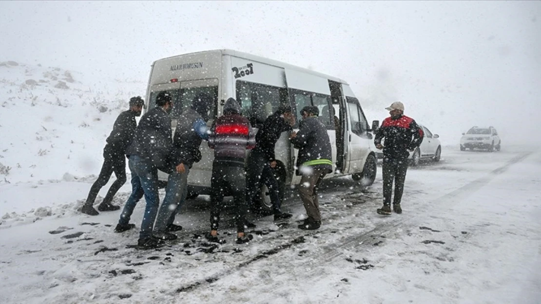 Van-Bahçesaray yolunda kar ve tipi etkili oldu