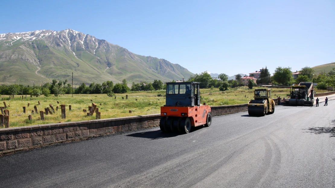 Van Büyükşehir Belediyesi Gevaş'ta asfalt çalışması yapıyor