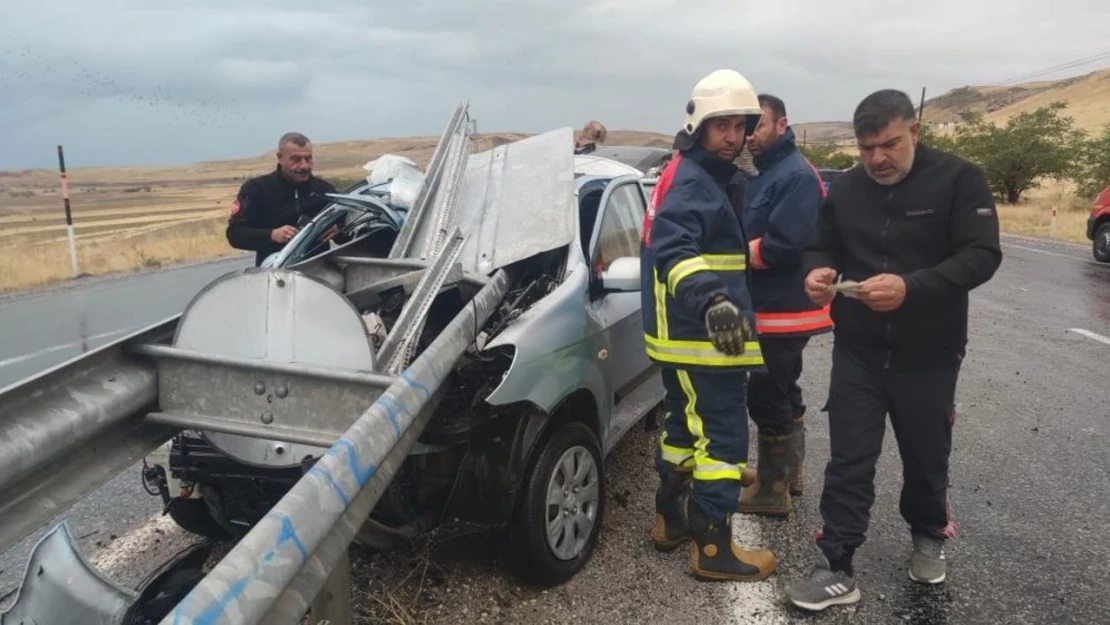 Van'da inanılmaz kaza: Otomobil bariyerlere ok gibi saplandı