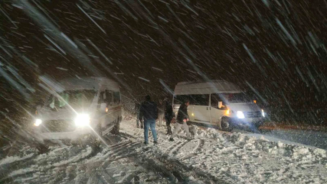 Van'da kar yağışı sonrası araçlar yolda kaldı