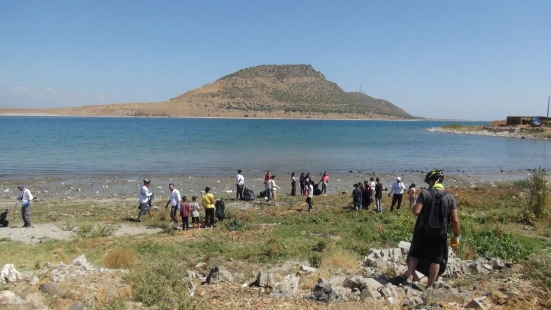 Van Gölü kıyılarında çöp toplandı