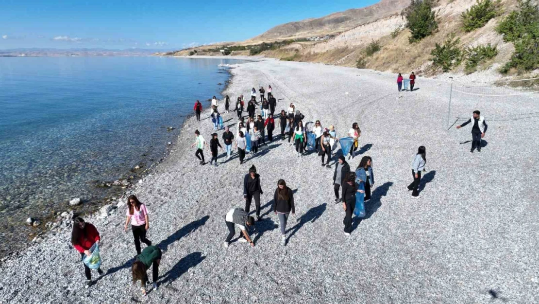 Van Gölü'nde zumba yapıp çevreyi temizlediler