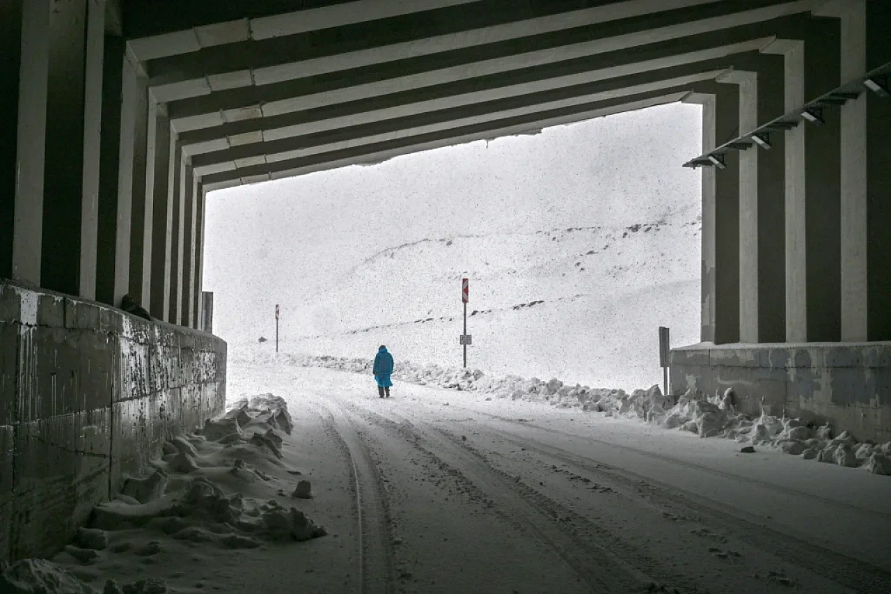 Van-Bahçesaray yolunda kar ve tipi etkili oldu