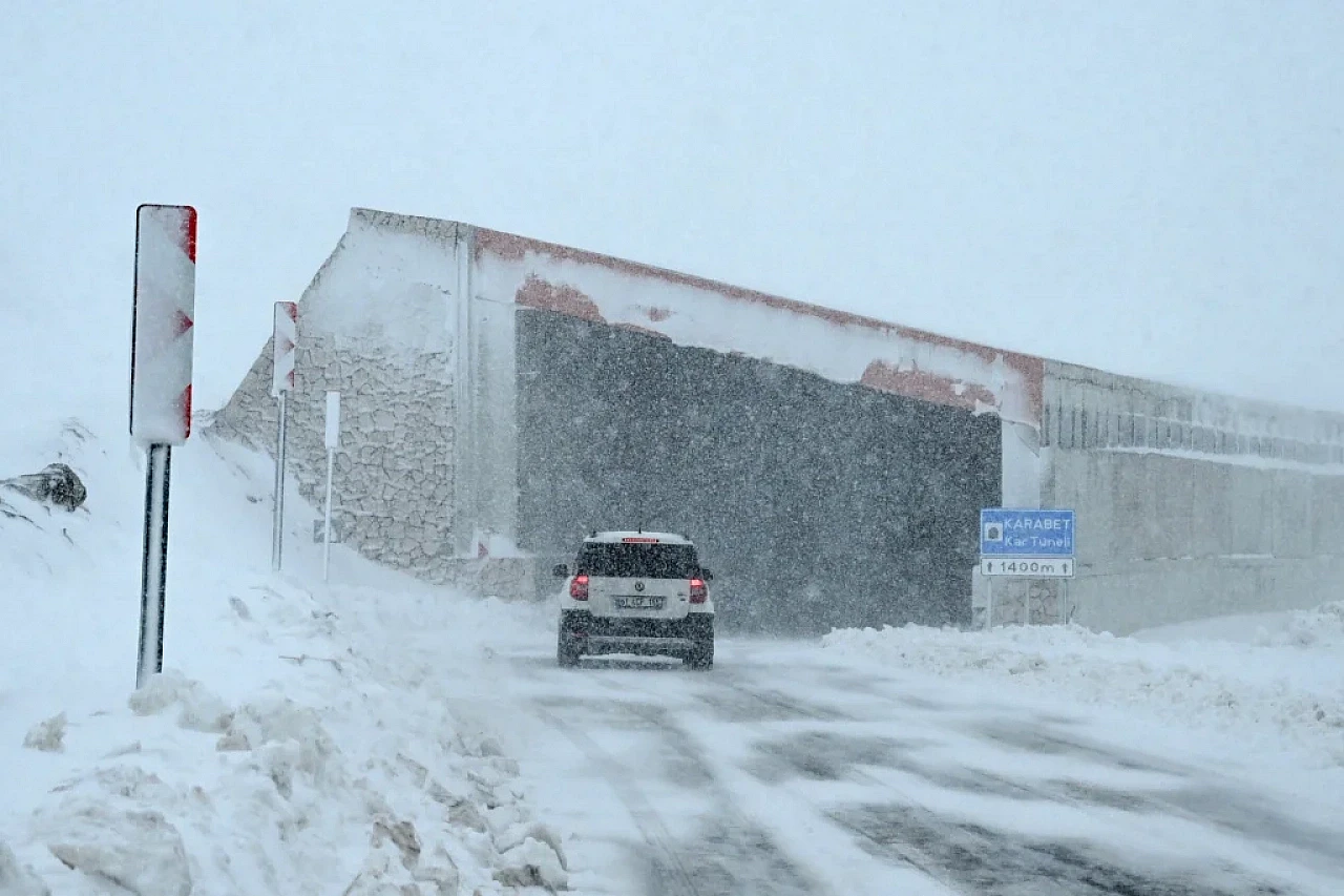 Van-Bahçesaray yolunda kar ve tipi etkili oldu