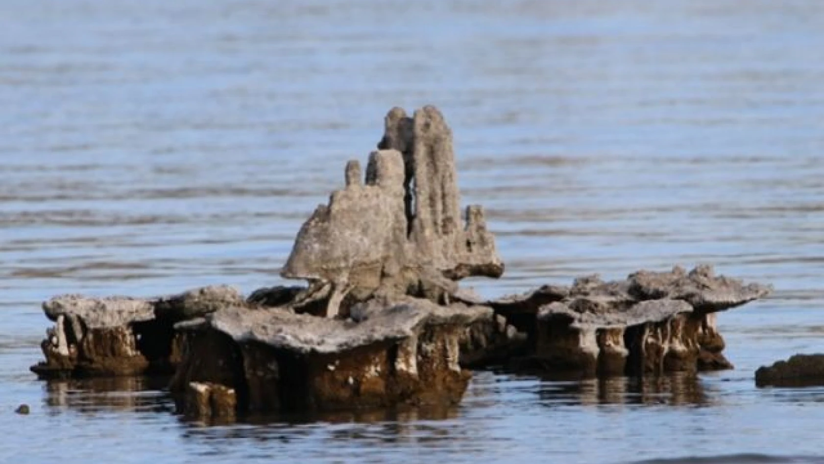 Van Gölü suyu çekilmesiyle tarihi kalıntılar gün yüzüne çıktı