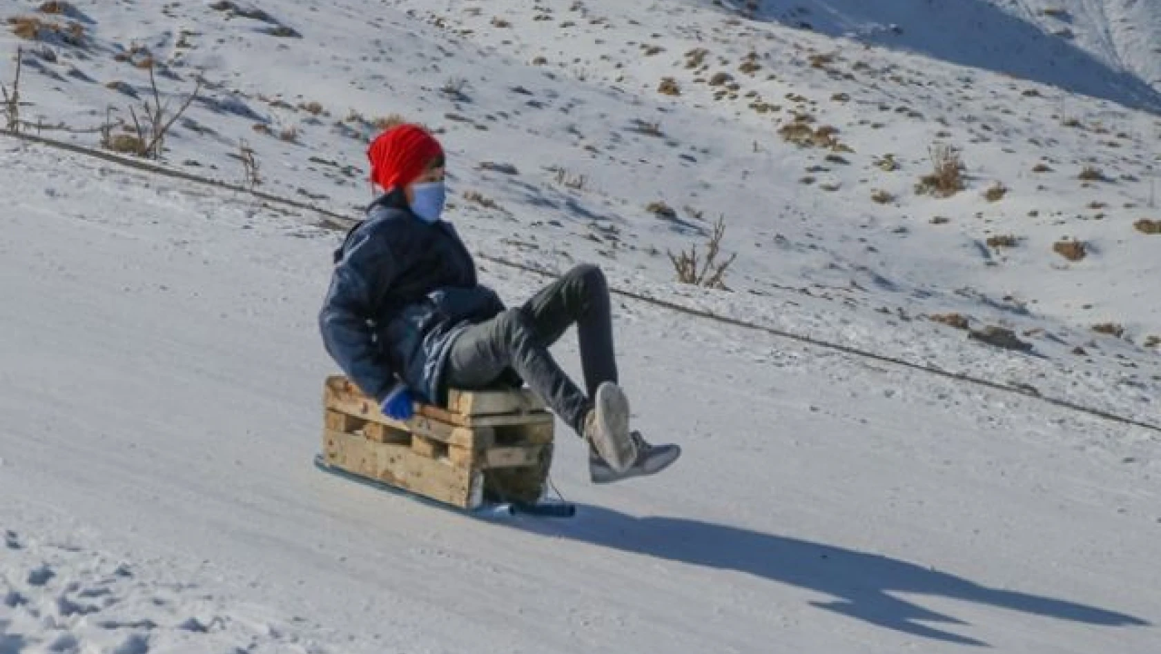 Vanlı çocuklar karlı tepeleri kayak pistine dönüştürdü