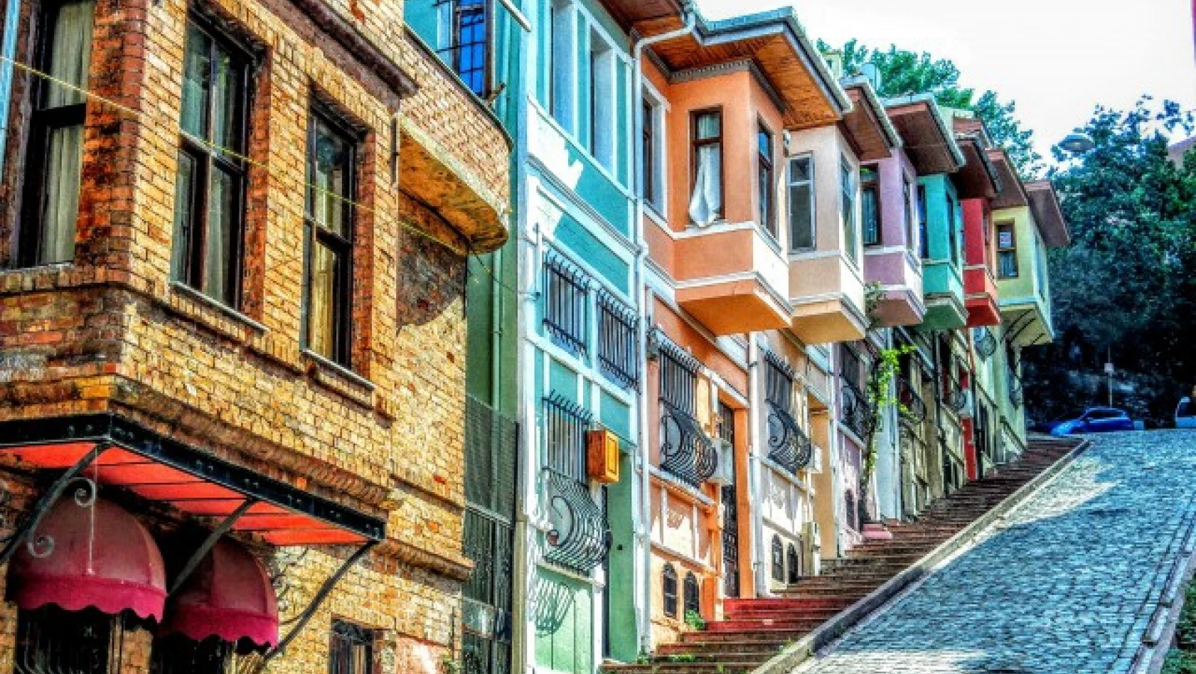 İstanbul'un Tarihi semti. Fener. Kafeler caddesi ve kiremit evleri