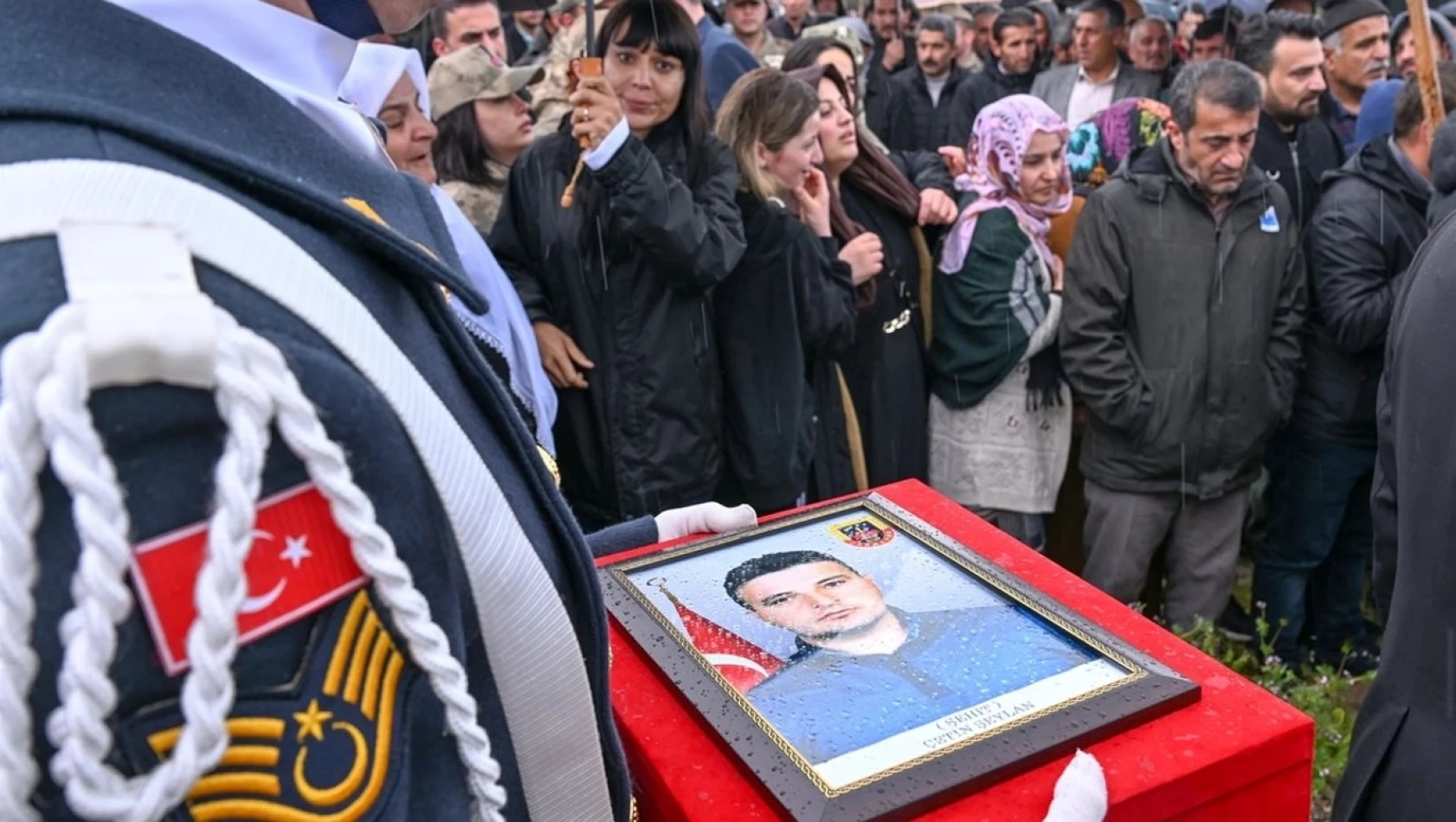 Van'da şehit olan güvenlik korucusu son yolculuğuna uğurlandı