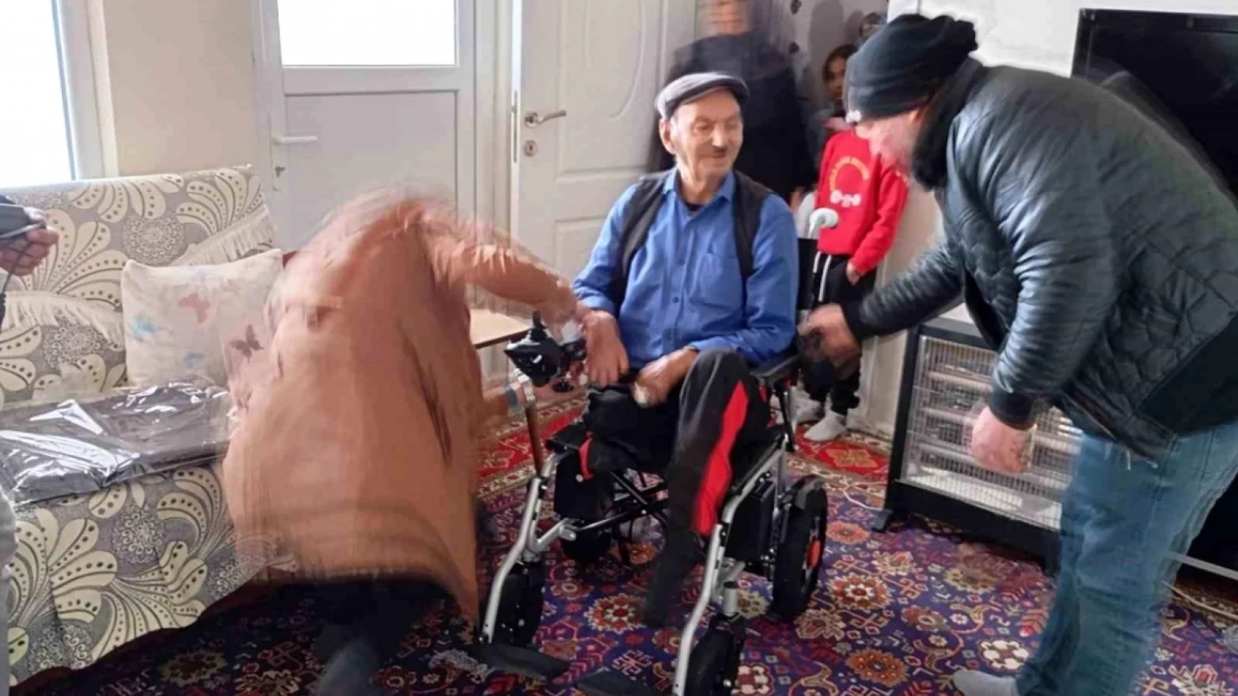 Vanlı Amcan'dan kangrenli vatandaşa akülü tekerlekli sandalye yardımı