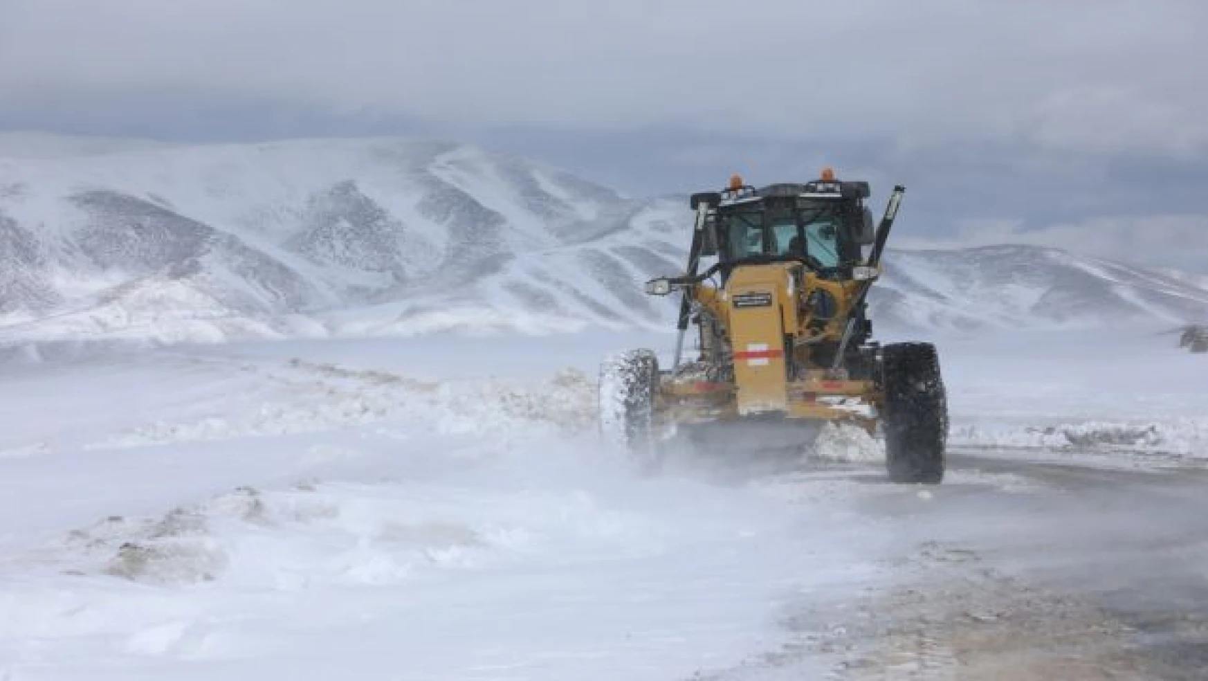 Gürpınar Belediyesi karla mücadele çalışmaları sürüyor