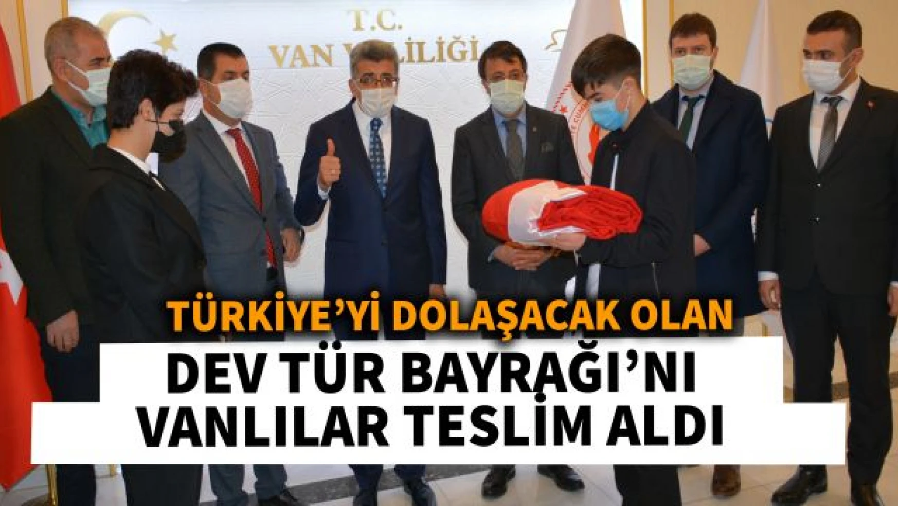 Türkiye'yi dolaşacak dev Türk Bayrağı Van'a ulaştı!