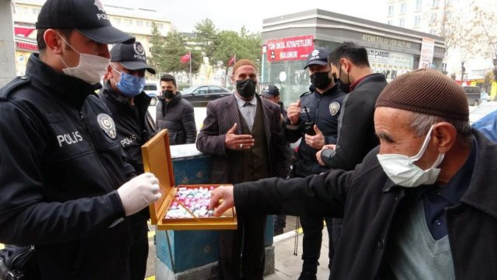 Van polisinden vatandaşlara çikolata ikramı