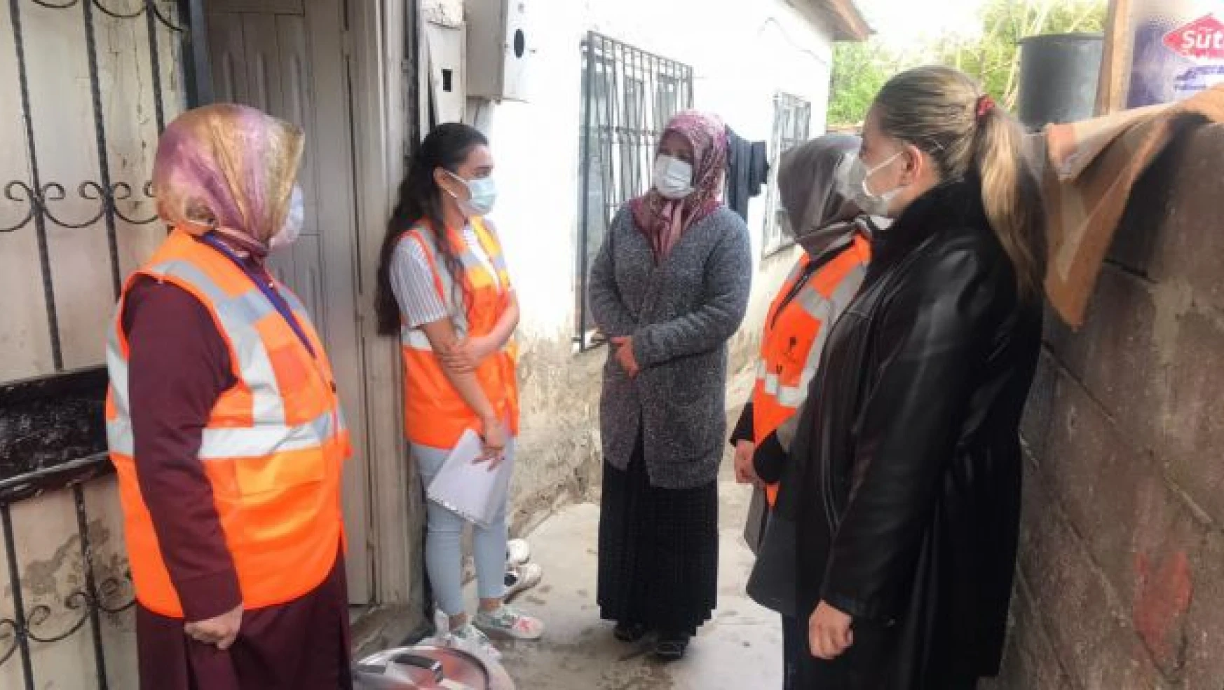 Van'da AK Kadınlar sıcak yemek dağıtımına devam ediyor