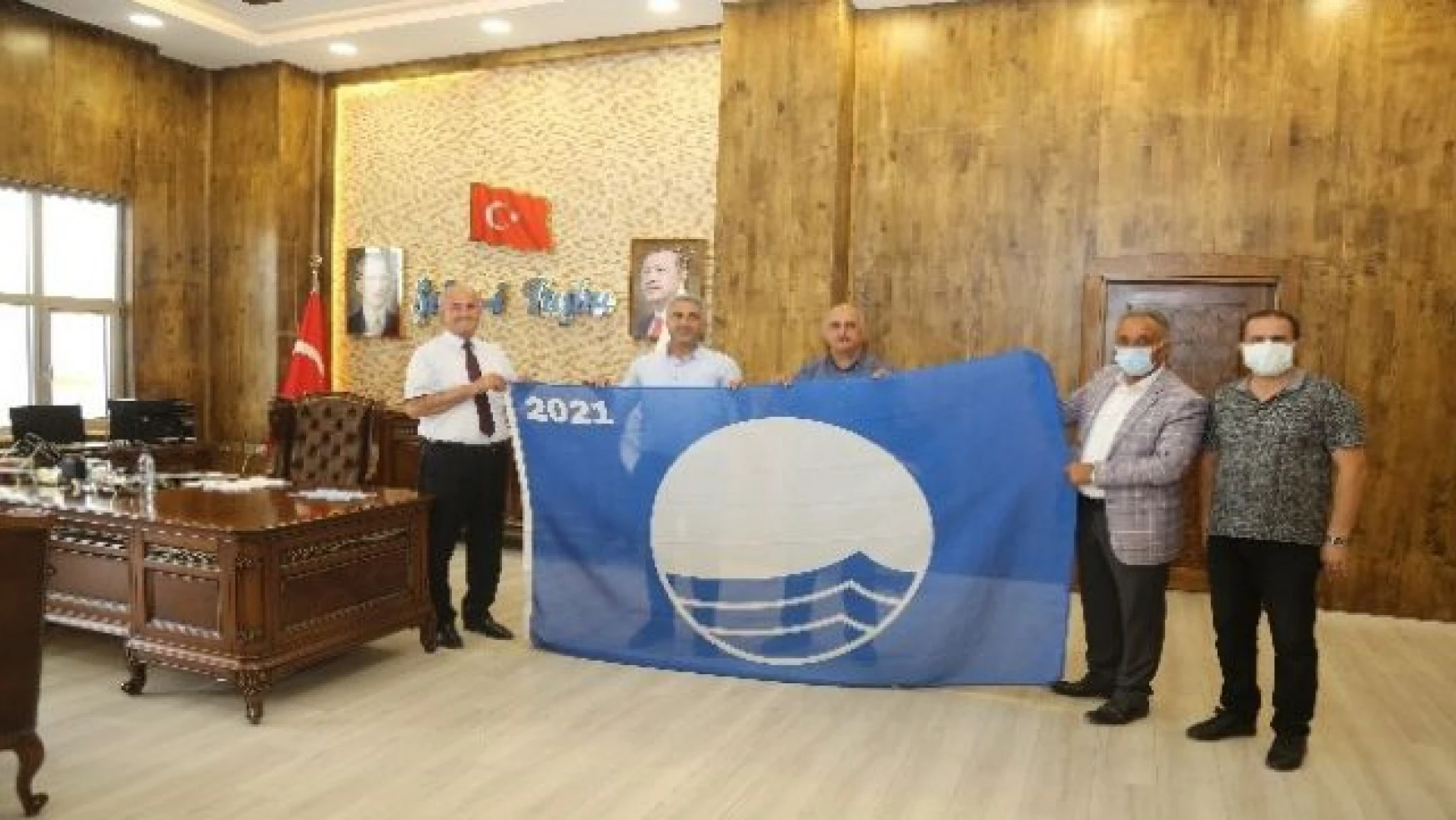 Başkan Akman, 4. kez hak kazanılan 'Mavi Bayrağı' teslim aldı