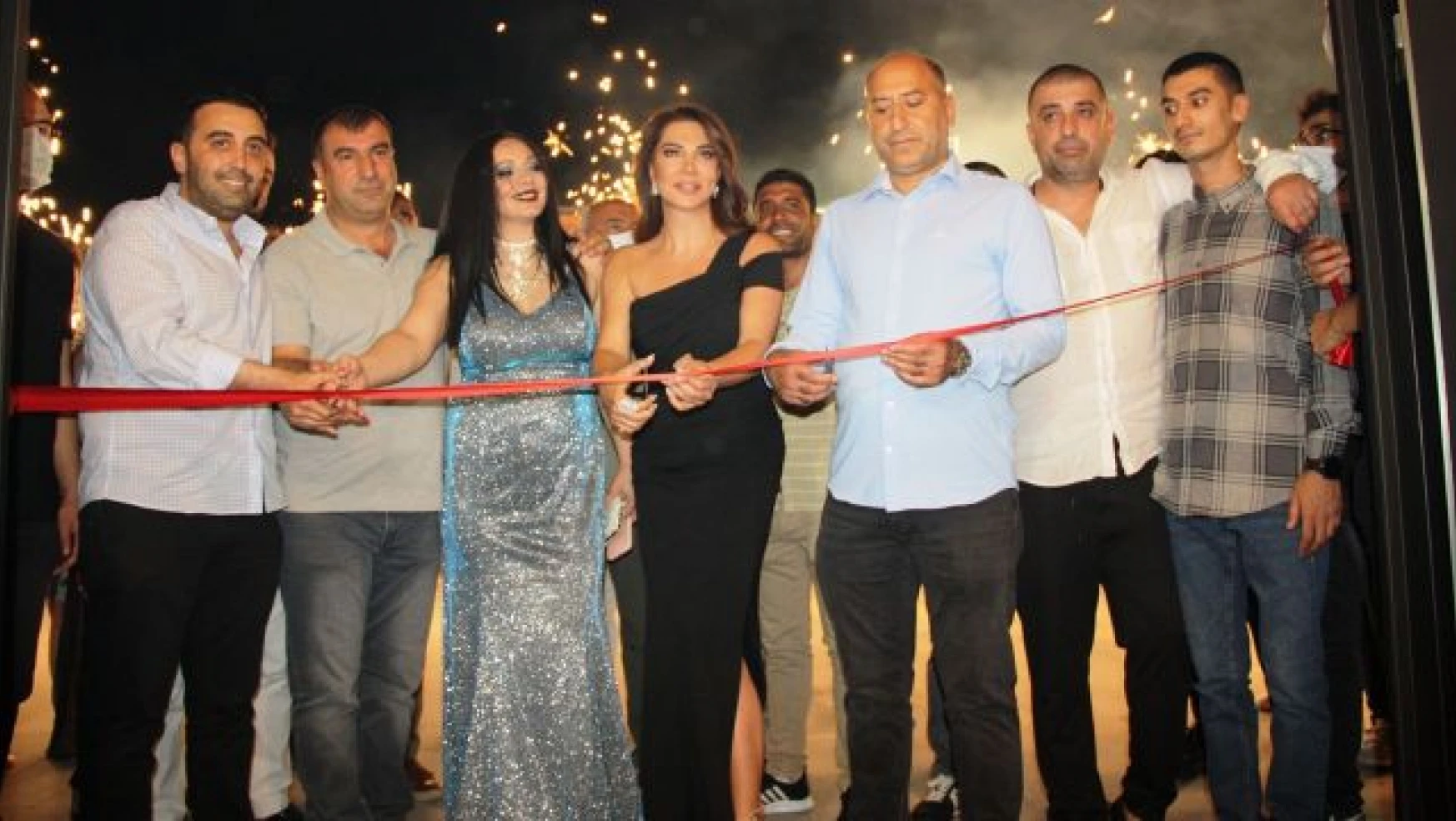 Ebru Yaşar'ın katılımıyla Diyarbakır'da eğlence mekanı açıldı